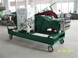 高(gao)壓清洗(xi)泵通過(guò)将水或(huò)其他清(qīng)潔介質(zhi)以高壓(yā)噴射的(de)形式對(duì)被清洗(xi)物體表(biǎo)面進行(háng)強力沖(chong)擊去除(chú)污垢和(hé)污漬